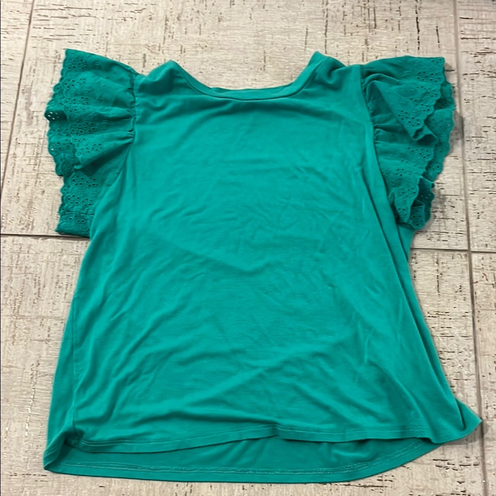 Flowy Chic Top in Green with Detailed Ruffle Sleeves